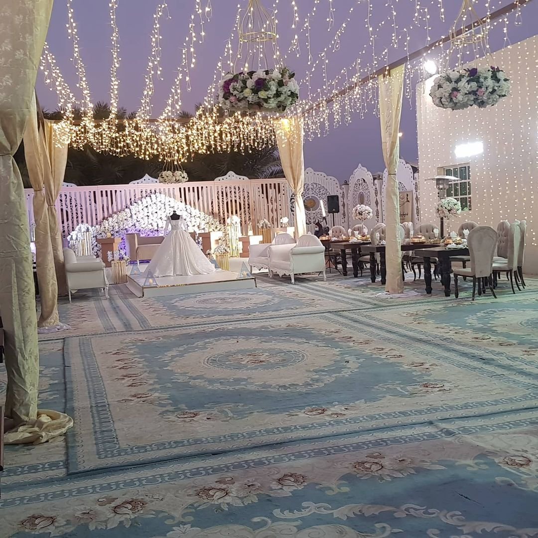 حفل زفاف في خيمة بسجادة زرقاء وأضواء بيضاء. تجربة ساحرة تجمع بين الألوان الهادئة والأناقة. استمتع بأجواء الرومانسية  والسحر في هذا الحفل الاستثنائي.

                        في منطقة ابو ظبي العين 